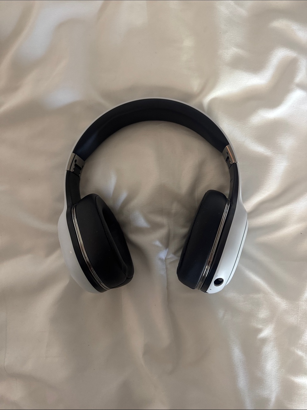 Over-Ear Wireless Gaming Headphones - White and Black